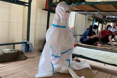 Bé gái 2 tuổi 'bơi' trong bộ đồ bảo hộ, cộng đồng mạng xót xa